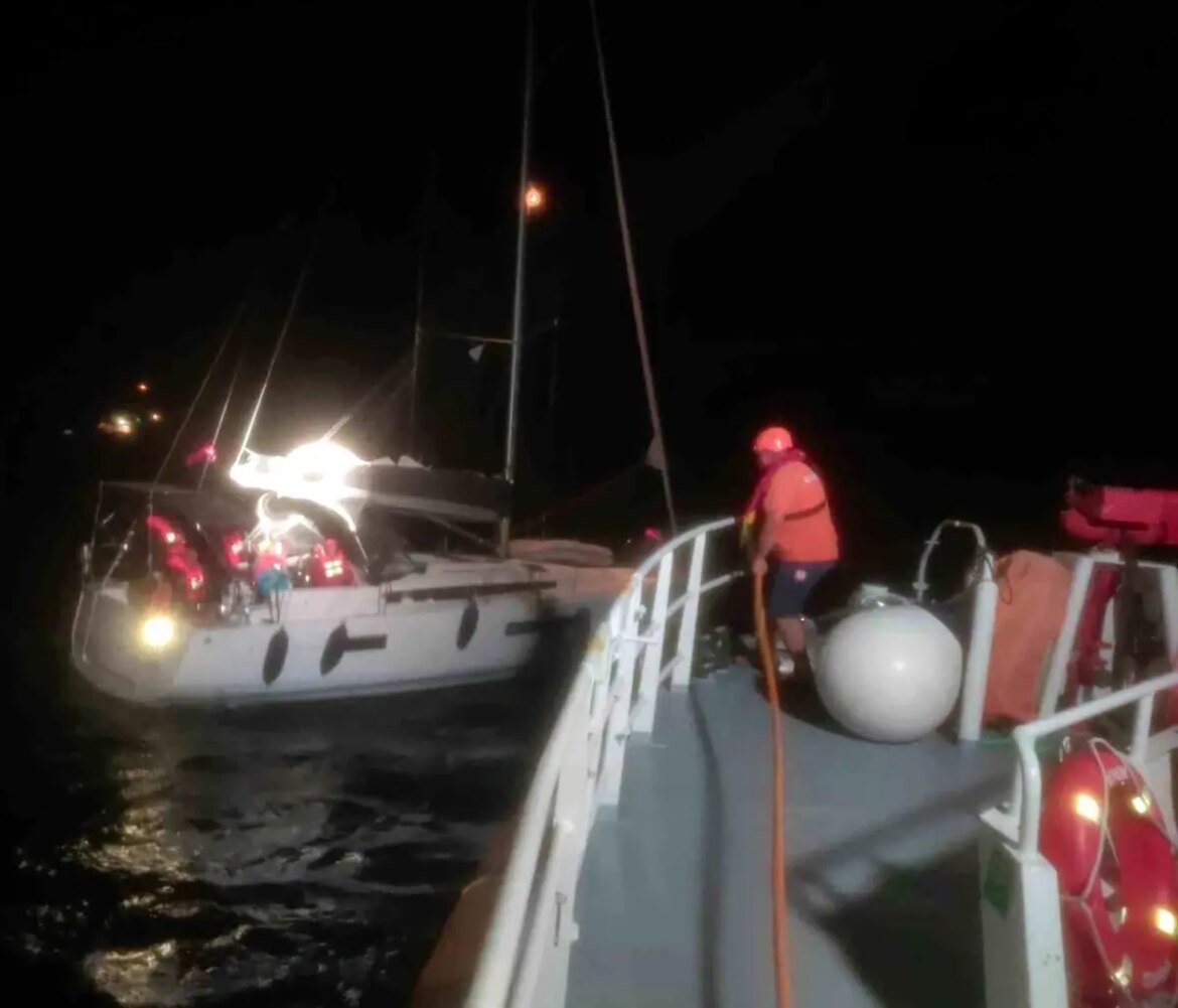 fethiye-aciklarinda-ariza-yapan-yelkenli-tekne-kurtarildi-ydjre5dO.jpg