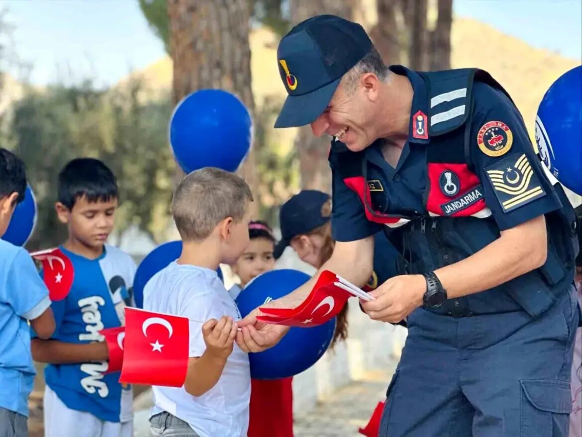 jandarma-ogrencilere-bayrak-ve-armaganlarla-ziyarette-bulundu-ZrlKuAez.jpg