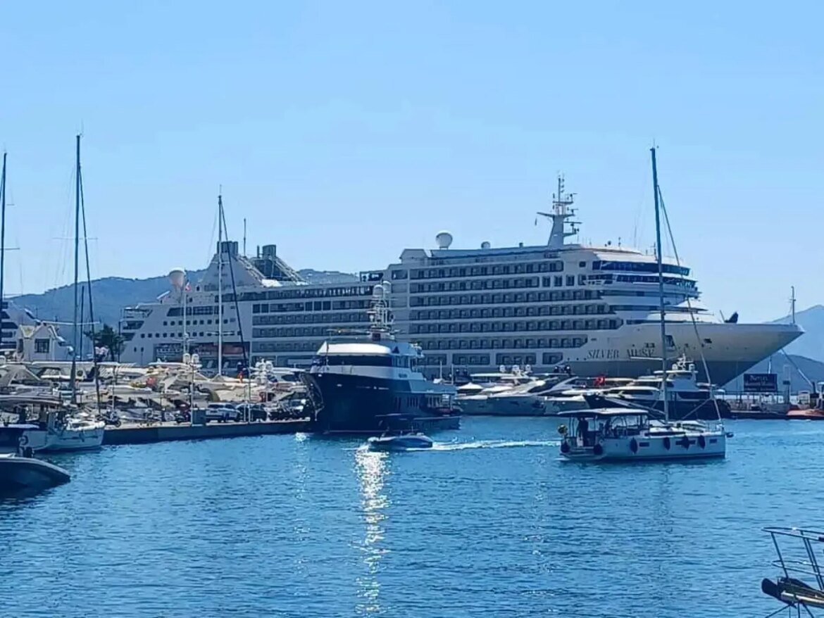 marmaris-dev-yolcu-gemilerini-agirlamaya-devam-ediyor-DLxrgK36.jpg